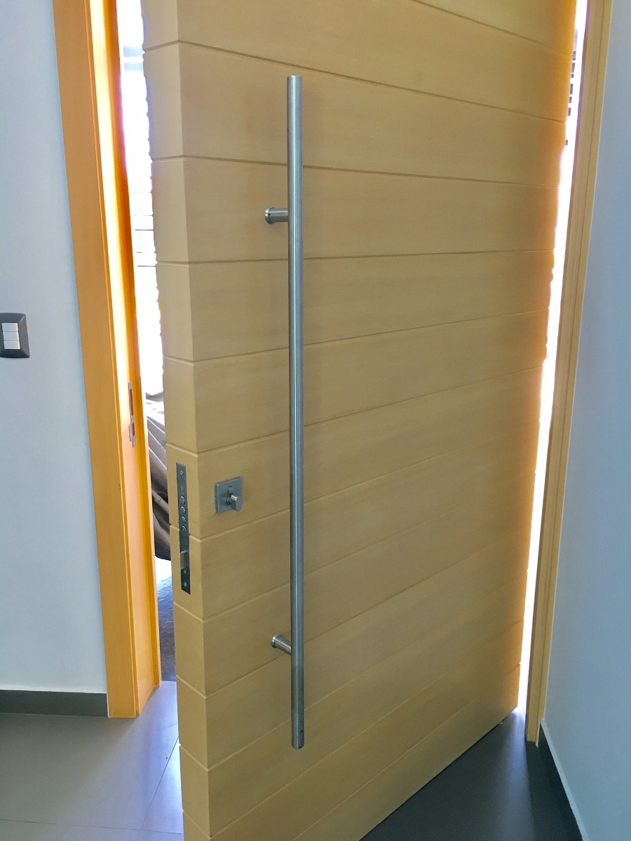 Jaladera H instalada en puerta de madera