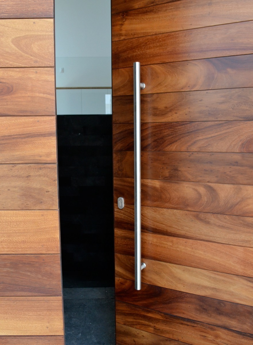 Jaladera H en puerta moderna
