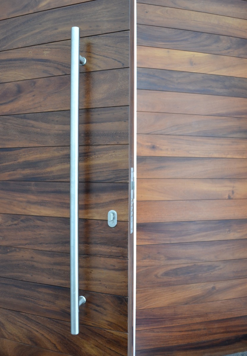 Jaladera H larga en puerta